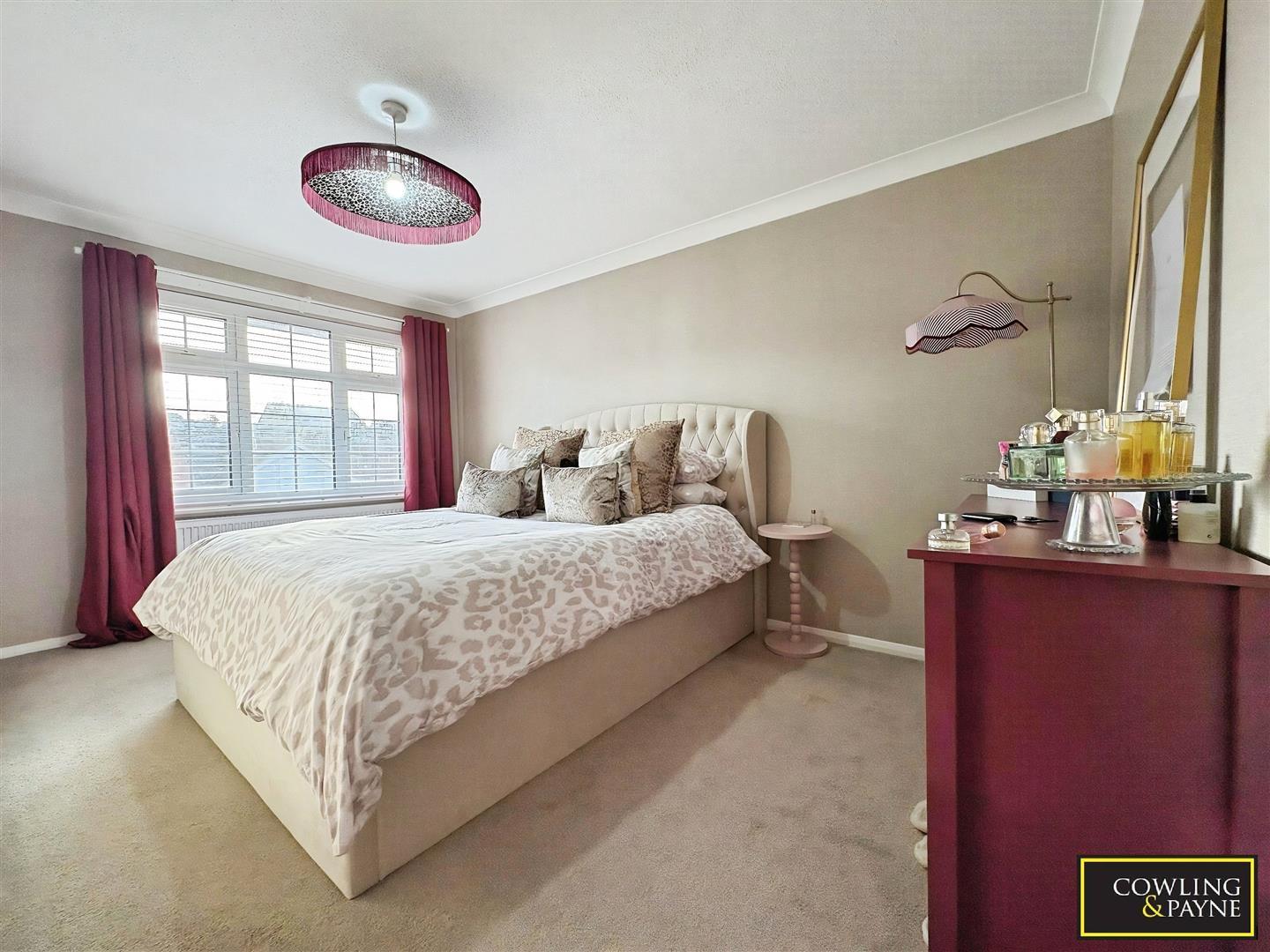 Flat Lenham Way in Basildon