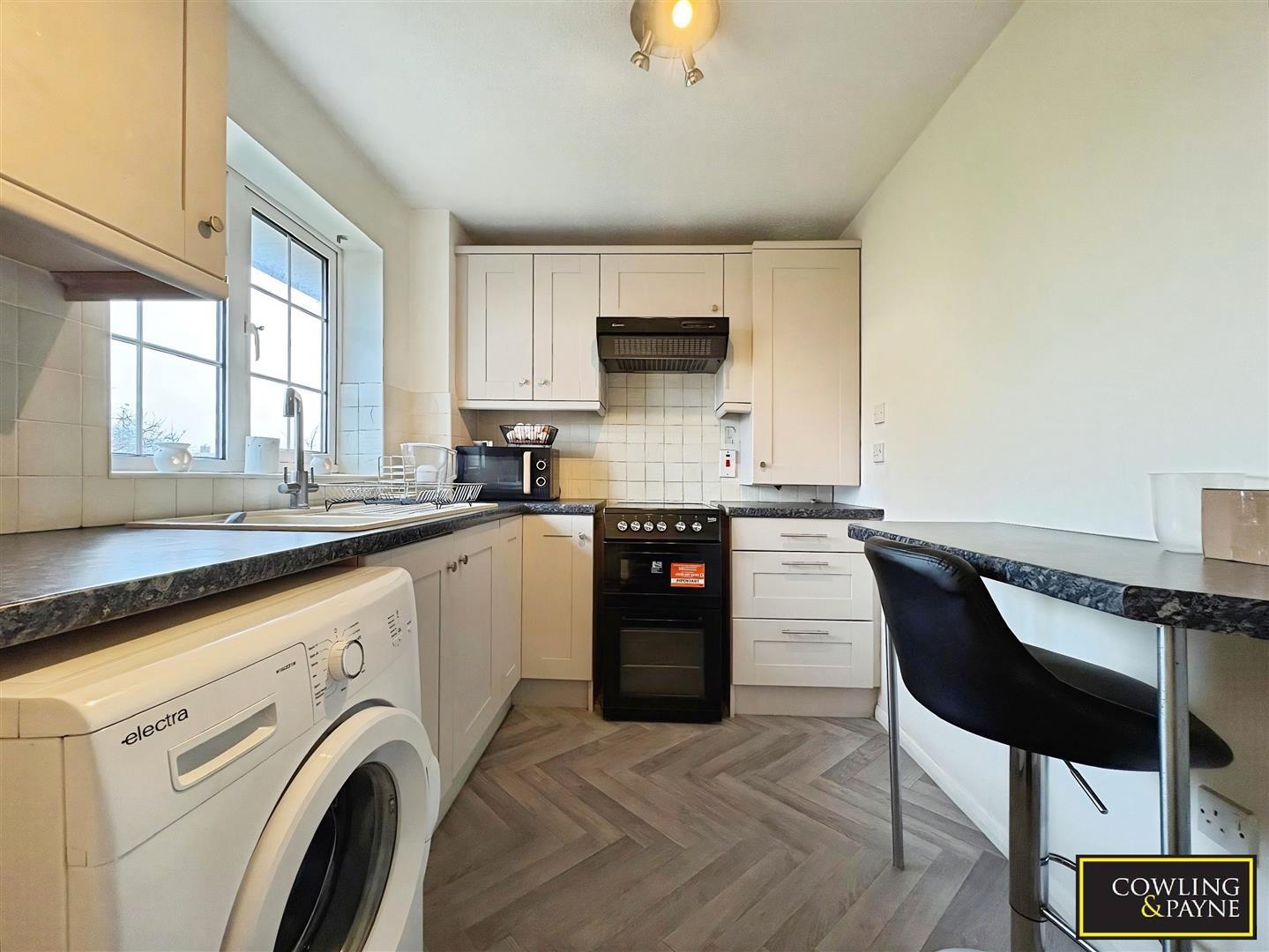 Flat Lenham Way in Basildon