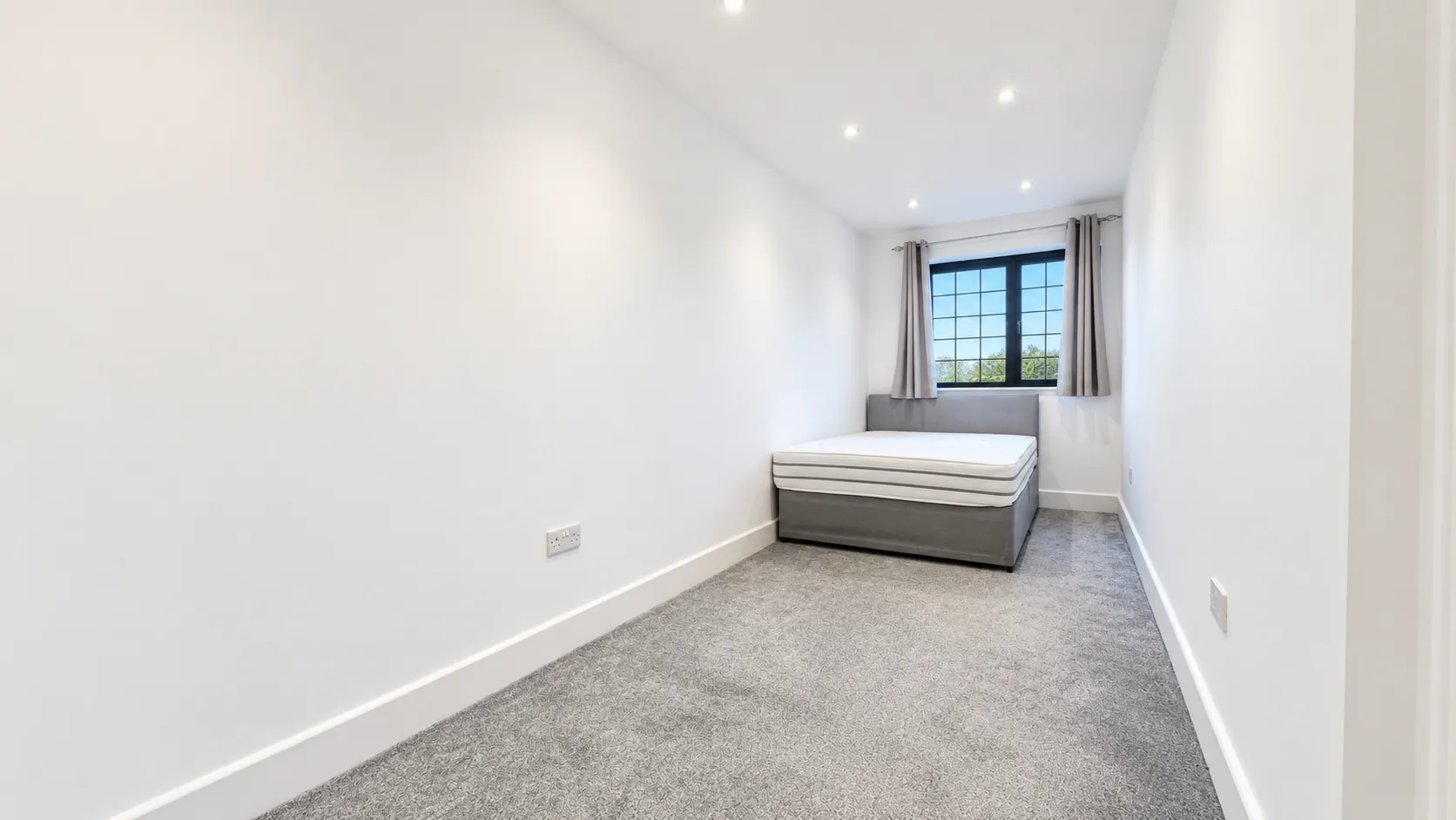 Flat Sanderstead Road in Greater London
