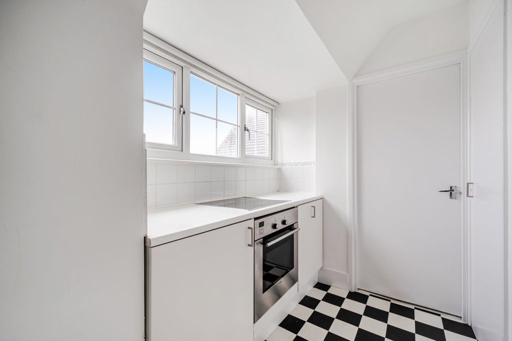 Flat Saint Christopher's Green in Waverley