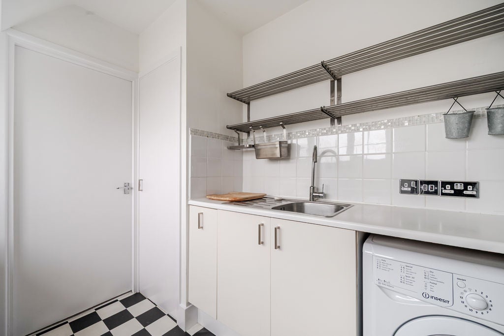Flat Saint Christopher's Green in Waverley
