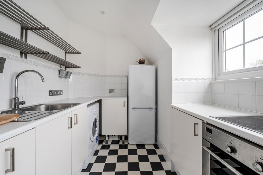 Flat Saint Christopher's Green in Waverley