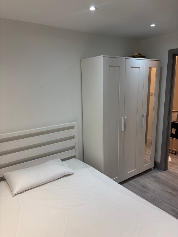 Room Rowan Road in Greater London