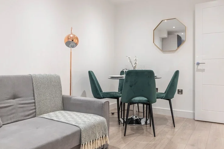 Flat Alberon Gardens in Greater London