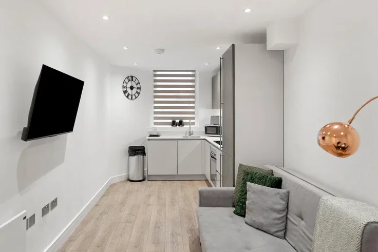 Flat Alberon Gardens in Greater London
