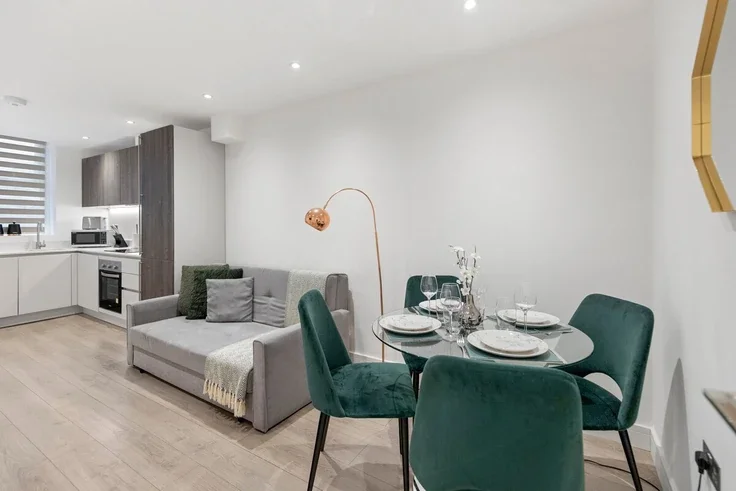 Flat Alberon Gardens in Greater London