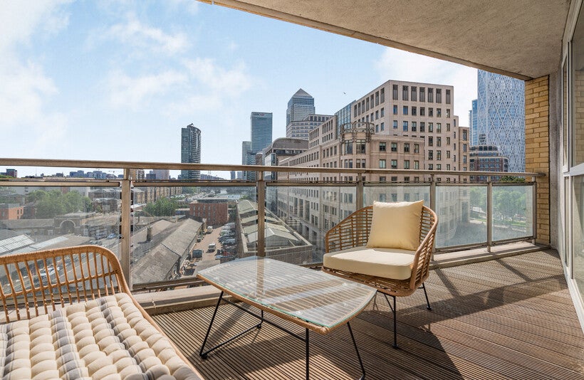 Flat Westferry Circus in Greater London