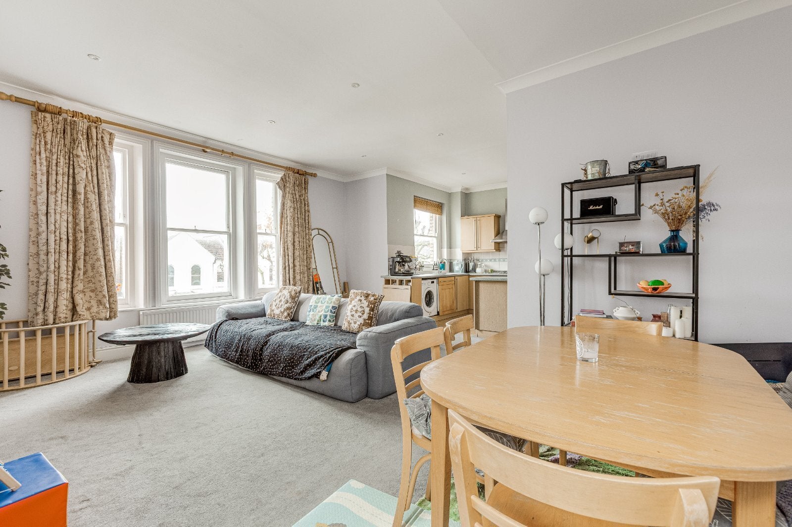 Flat Sisters Avenue in Greater London