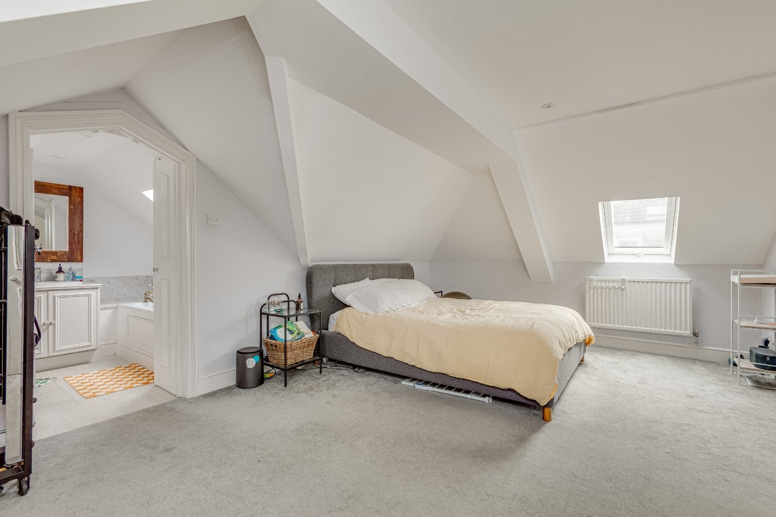 Flat Sisters Avenue in Greater London