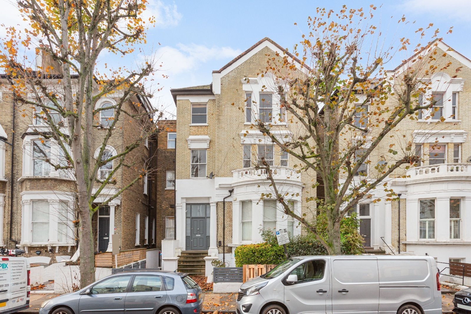 Flat Sisters Avenue in Greater London