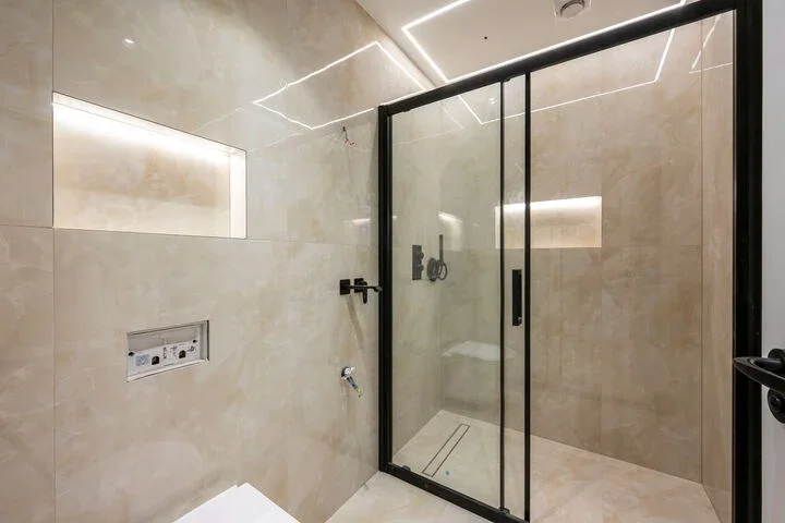 Flat Hazelwood Avenue in Greater London