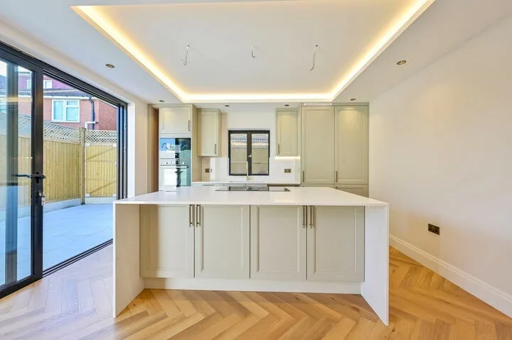 Flat Hazelwood Avenue in Greater London
