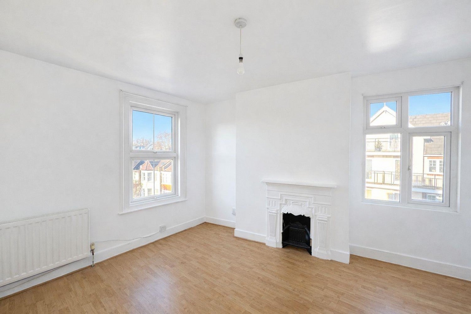 Flat Woodside Road in Greater London