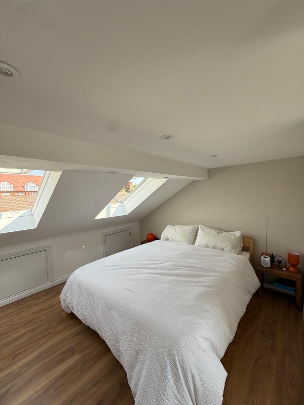 Flat Rowley Road in Greater London