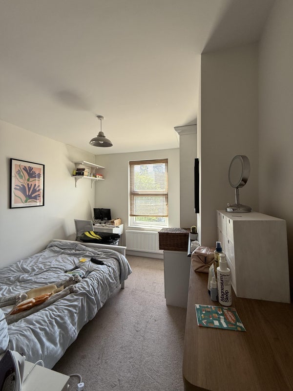 Flat Rowley Road in Greater London