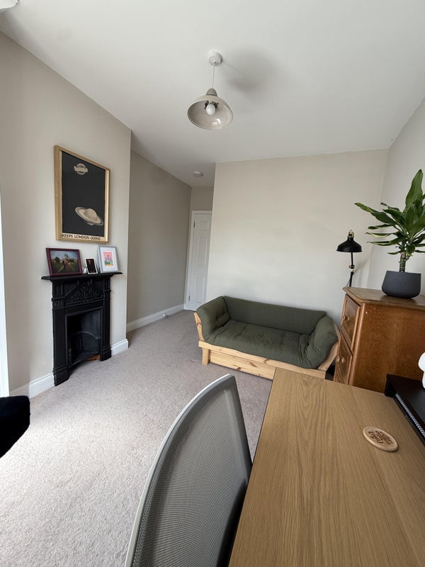 Flat Rowley Road in Greater London