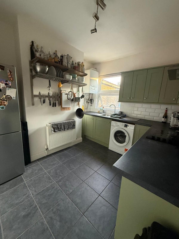 Flat Rowley Road in Greater London