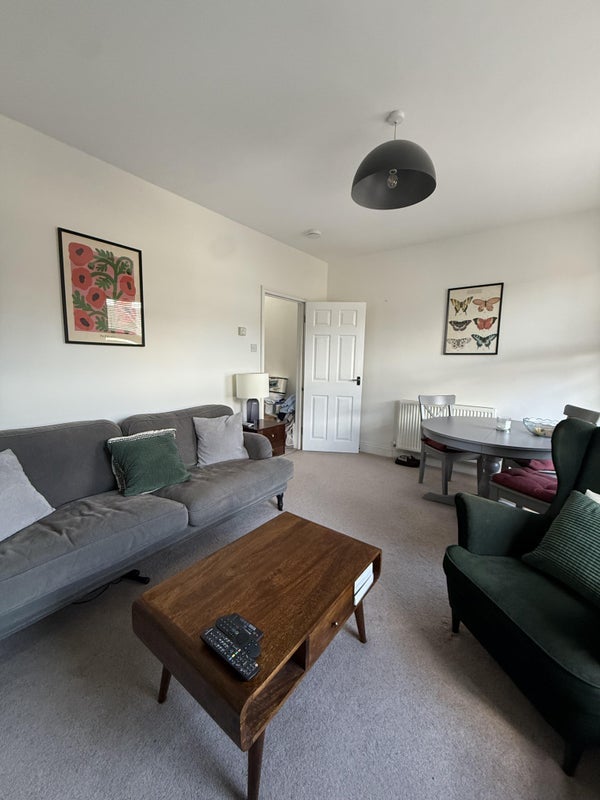 Flat Rowley Road in Greater London