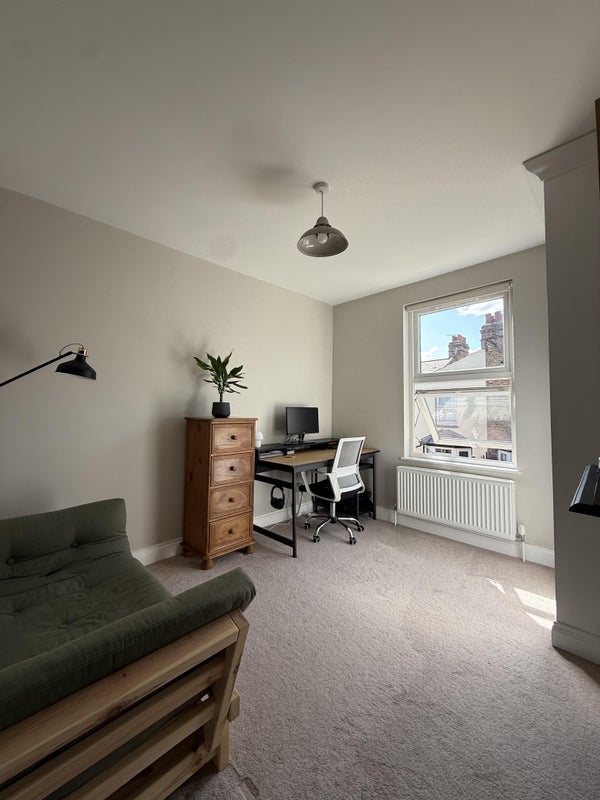 Flat Rowley Road in Greater London
