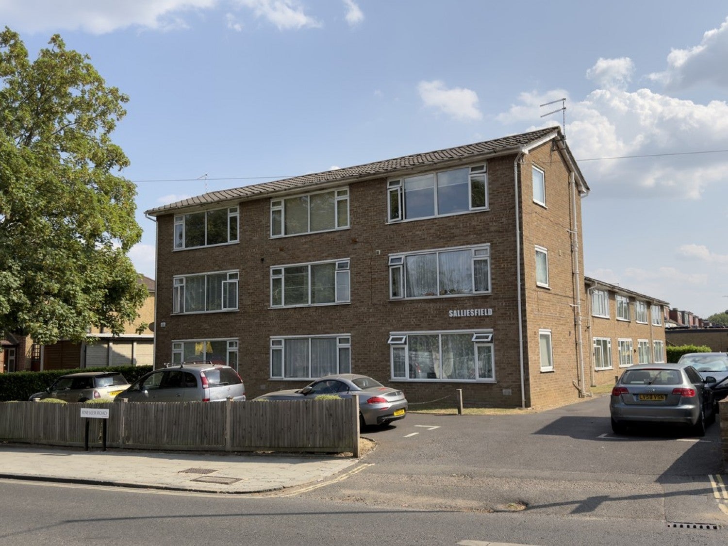 Flat Godfrey Avenue in Greater London