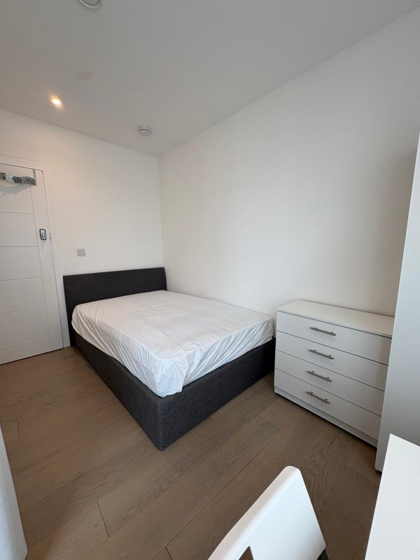 Room Cremer Street in Greater London