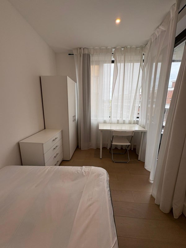 Room Cremer Street in Greater London