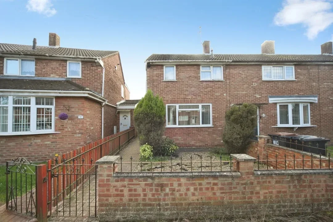 House Briar Close in Luton