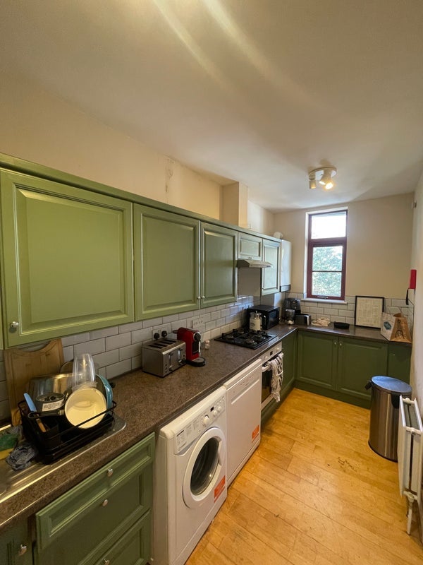 Room Arodene Road in Greater London