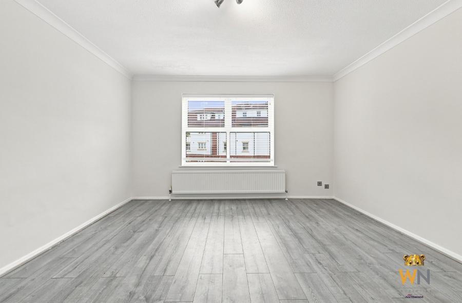 Flat Sheldon Court in Brentwood
