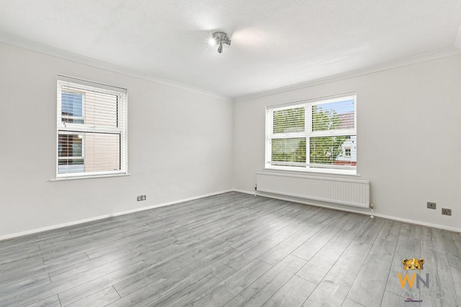 Flat Sheldon Court in Brentwood
