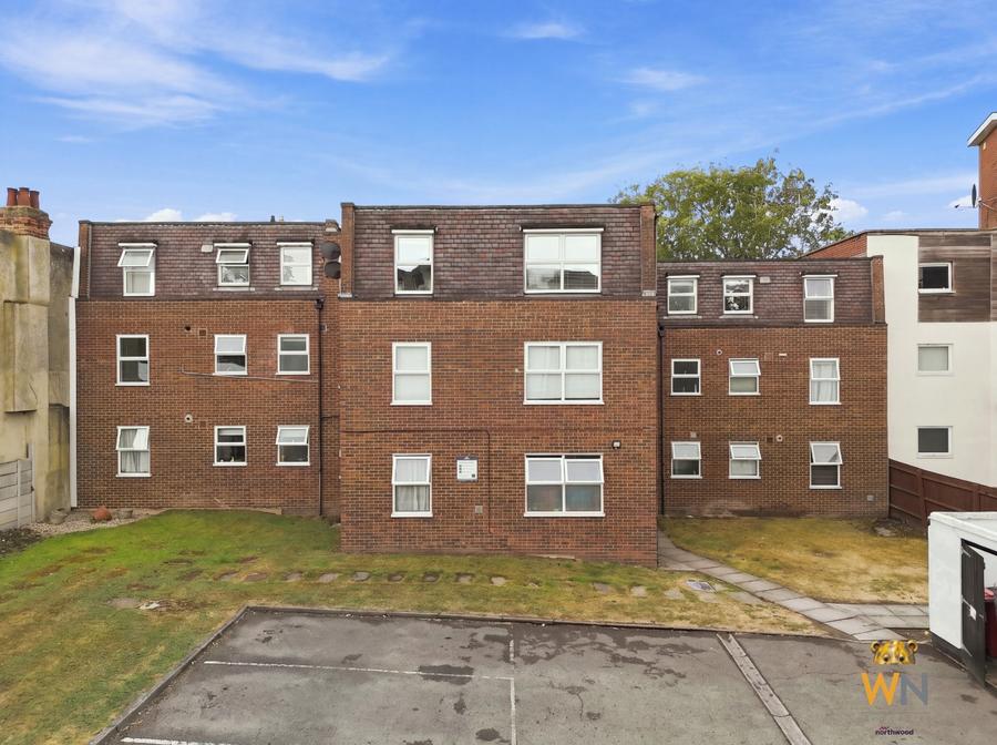 Flat Sheldon Court in Brentwood