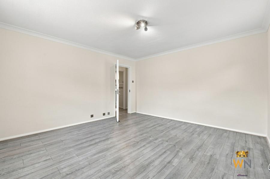Flat Sheldon Court in Brentwood