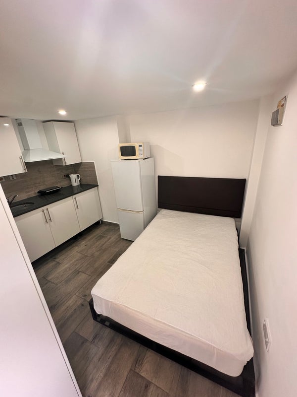 Room Churchill Road in Greater London