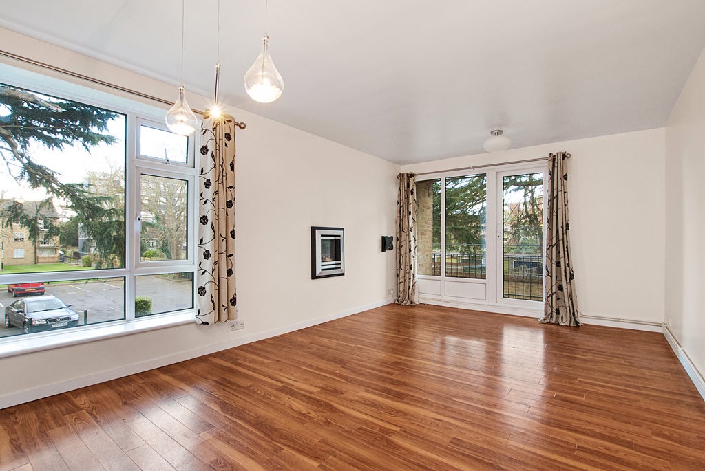 Flat Hollytree Close in Greater London