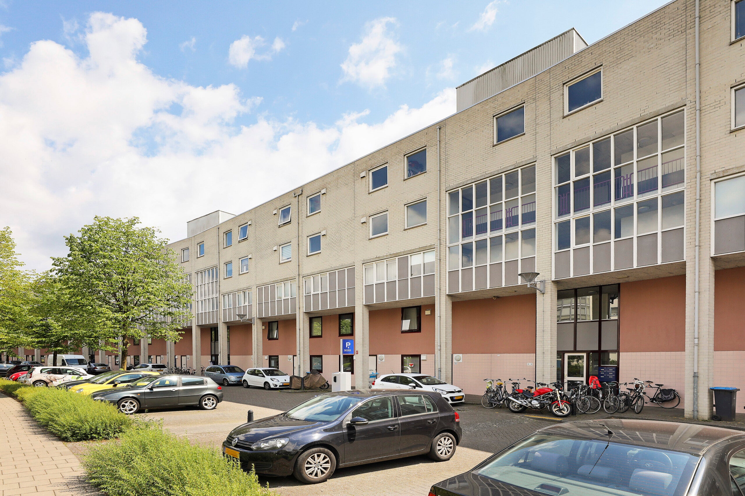 Appartement Aartsbisschop Romerostraat 129 in Utrecht