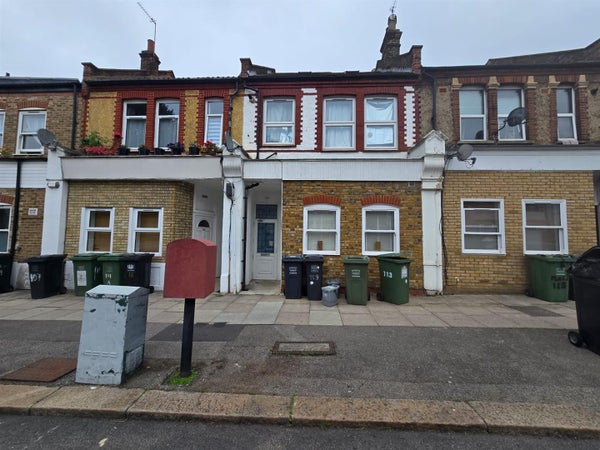 Flat Springbank Road in London