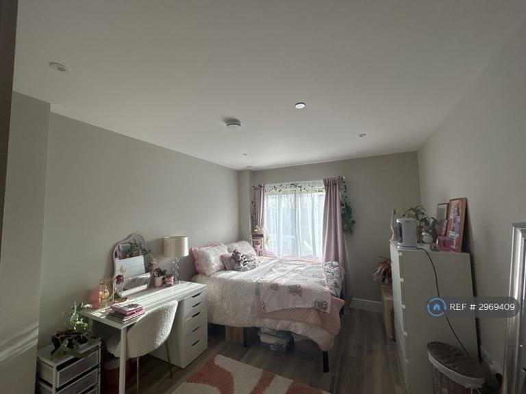 Flat Parlaunt Road in Slough
