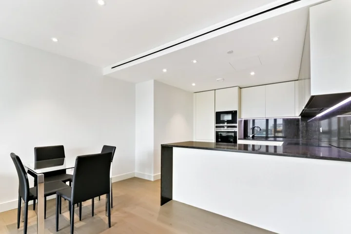Flat Vaughan Way in Greater London