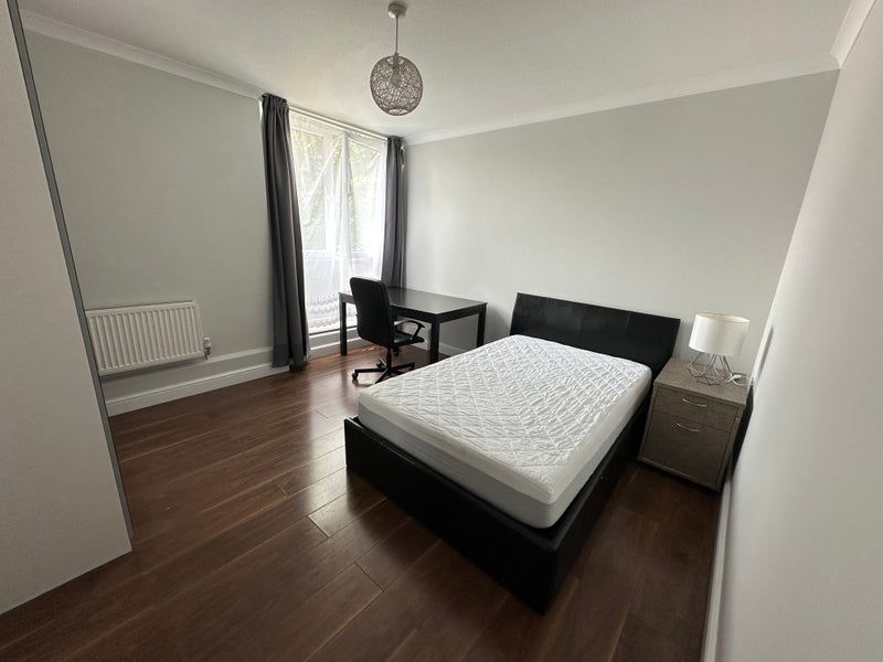 Room Thomas Baines Road in Greater London