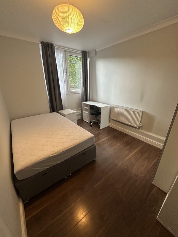 Room Thomas Baines Road in Greater London