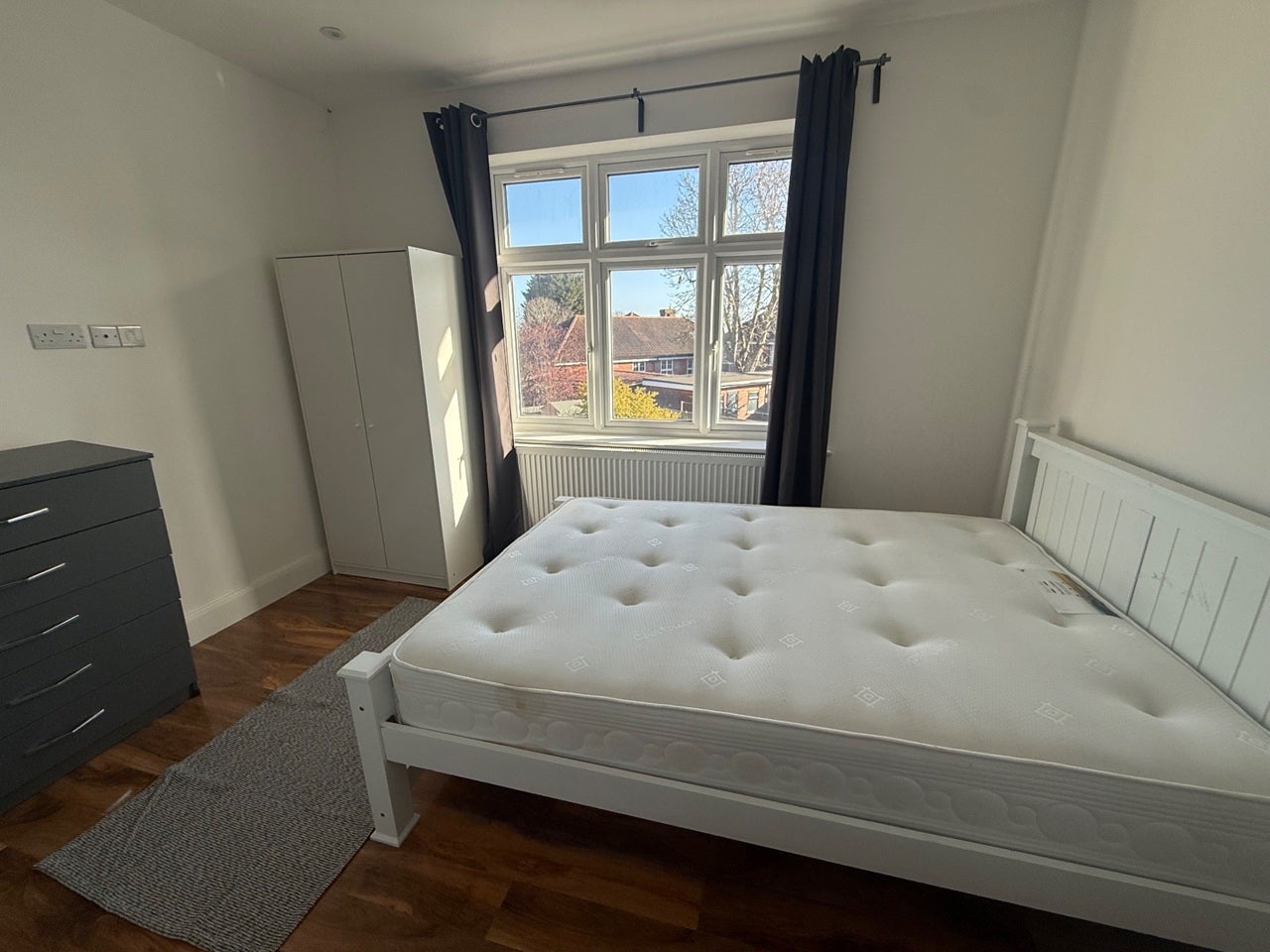 Room South Way in Greater London
