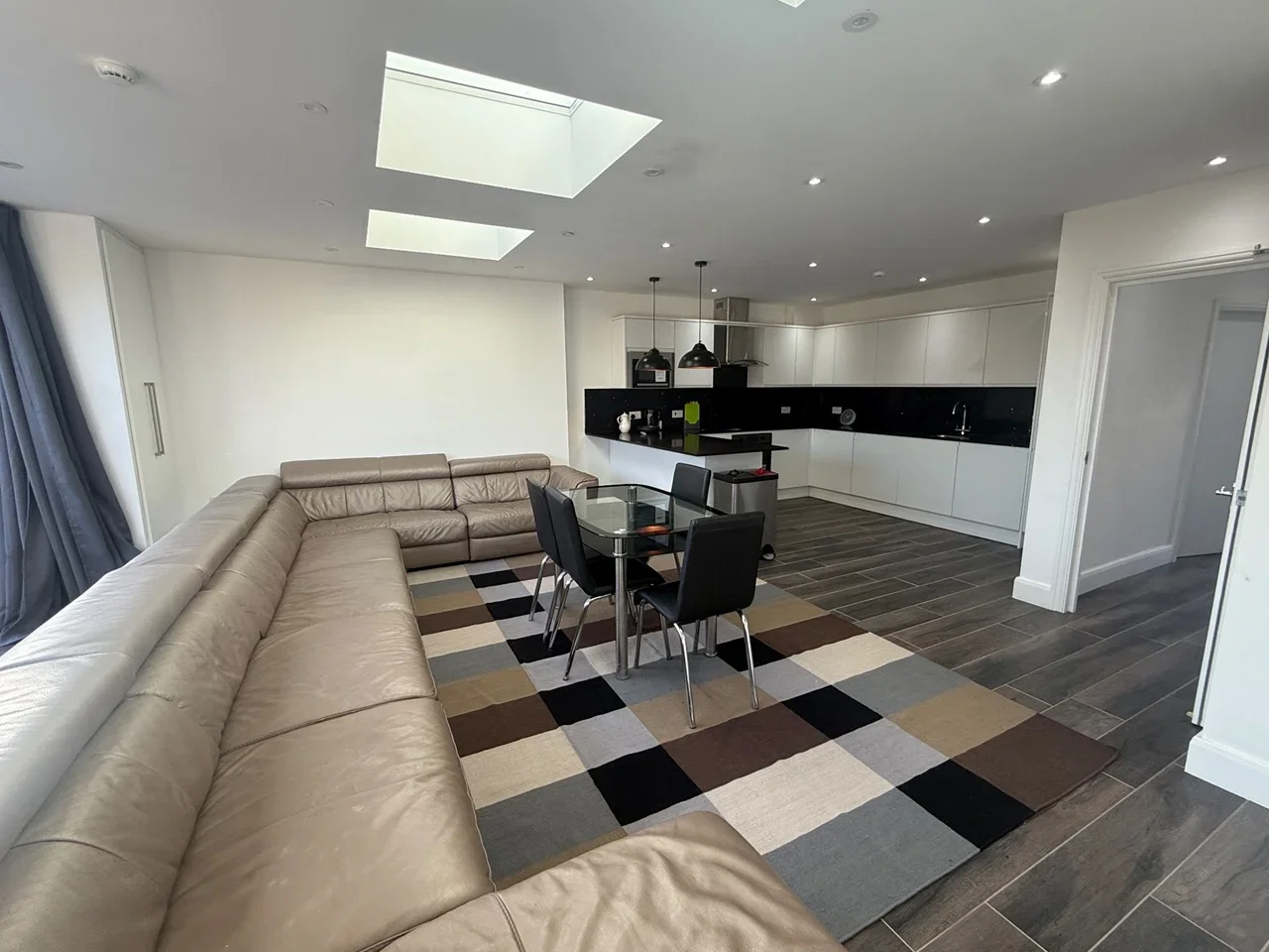 Room South Way in Greater London