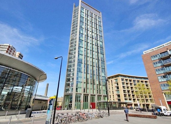 Flat Surrey Quays Road in London