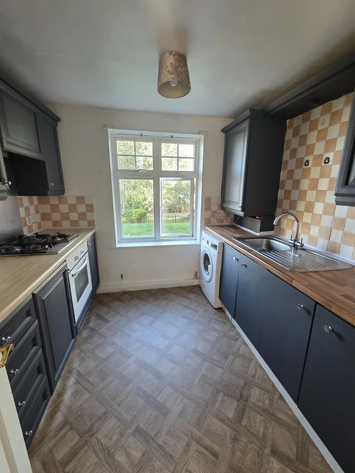 Flat Greenhaven Drive in Greater London