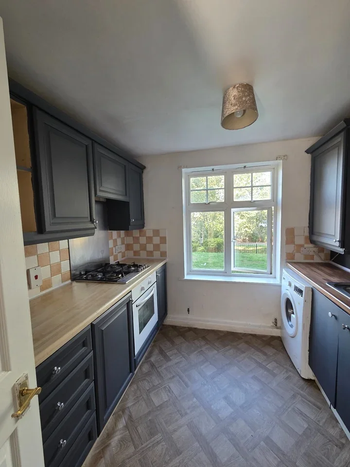 Flat Greenhaven Drive in Greater London
