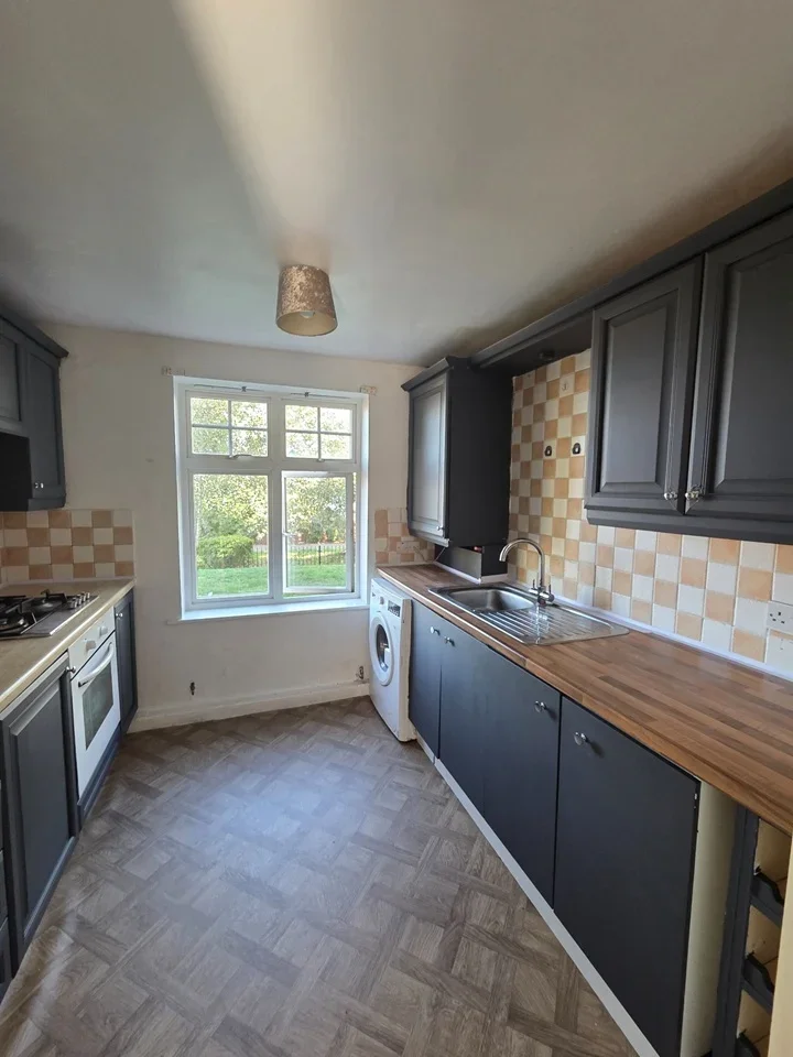 Flat Greenhaven Drive in Greater London