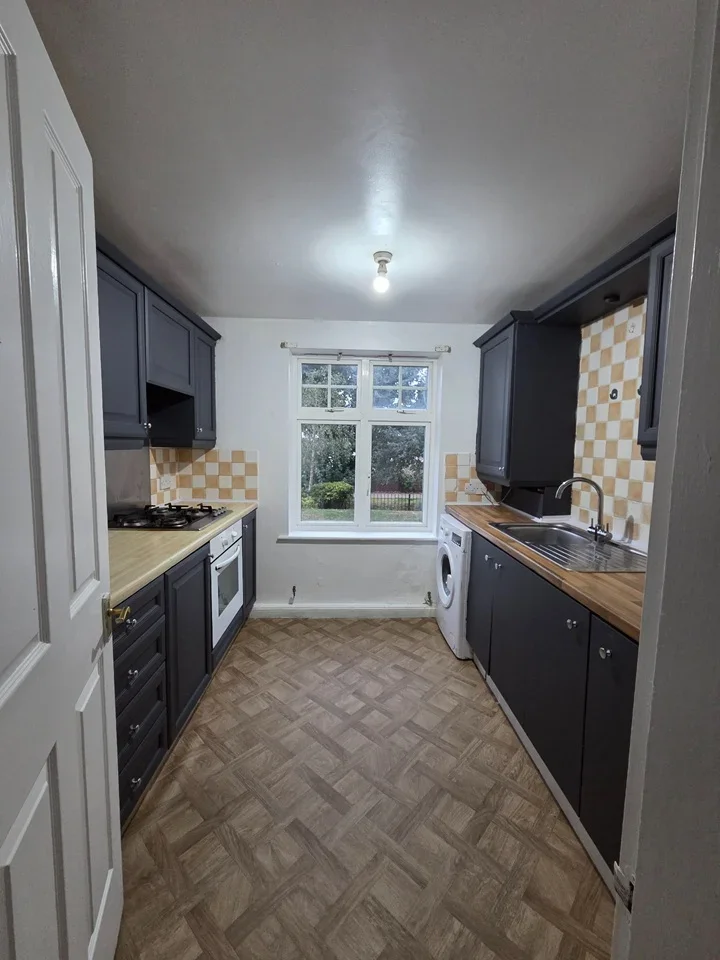 Flat Greenhaven Drive in Greater London