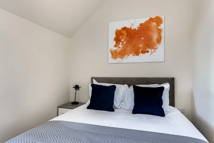 Flat Ewell Road in Greater London