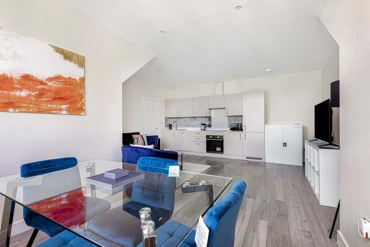 Flat Ewell Road in Greater London