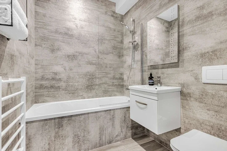 Flat Ewell Road in Greater London